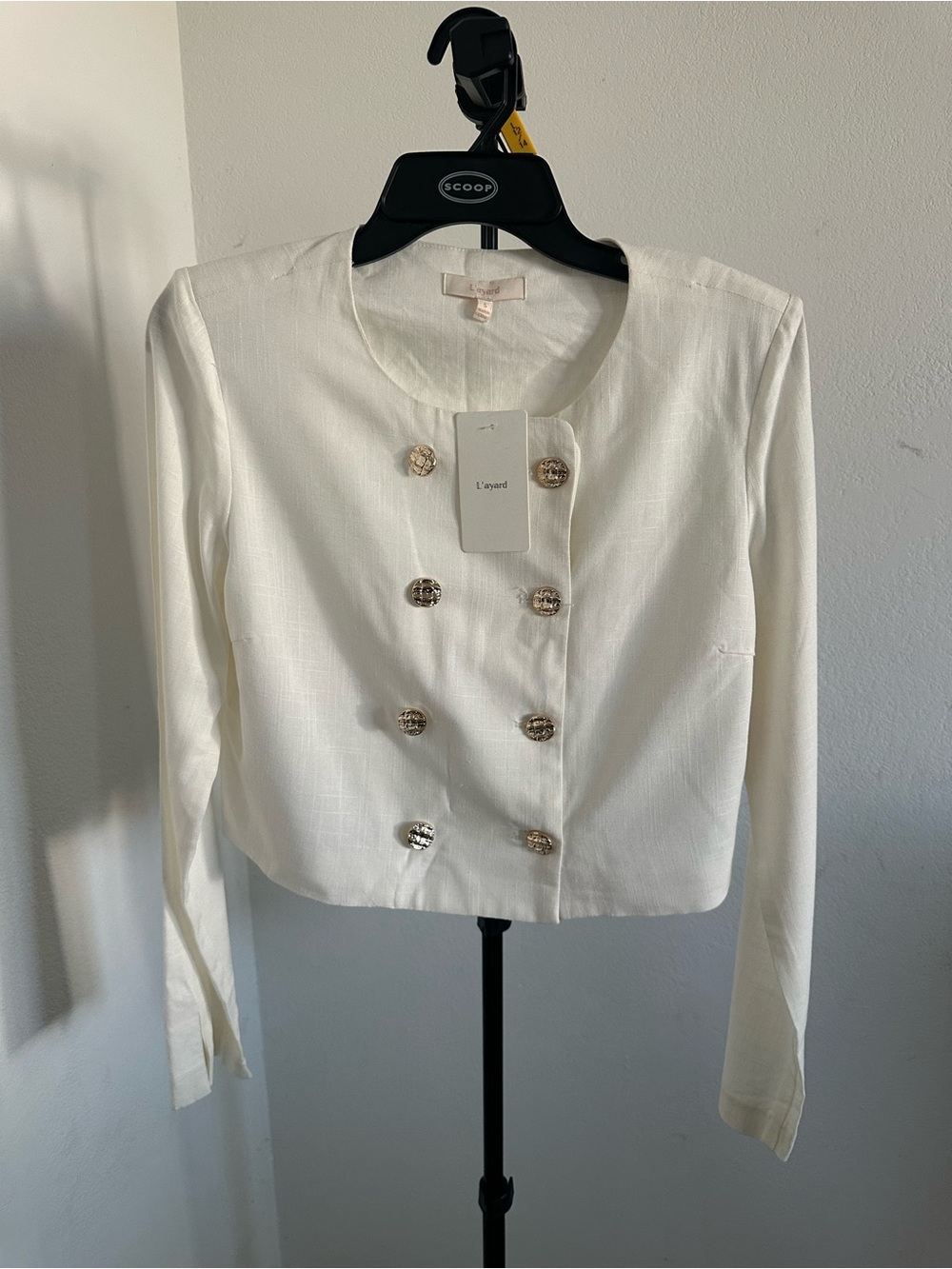 L'ayard White Cropped Blazer
Jacket with Gold Double-Breasted
Buttons